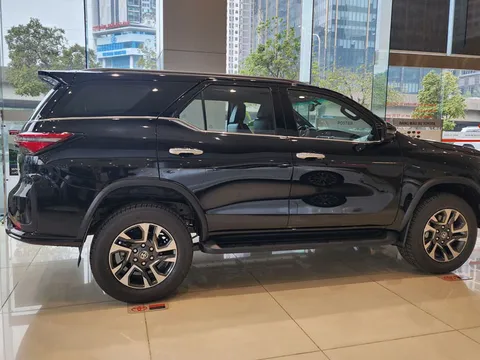 Giá lăn bánh Toyota Fortuner cực hấp dẫn cuối tháng 4/2025, thách thức Hyundai Santa Fe và Ford Everest