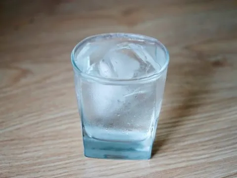 Uống nước đá mỗi ngày: Tưởng mát lòng, hóa ra hại thân!