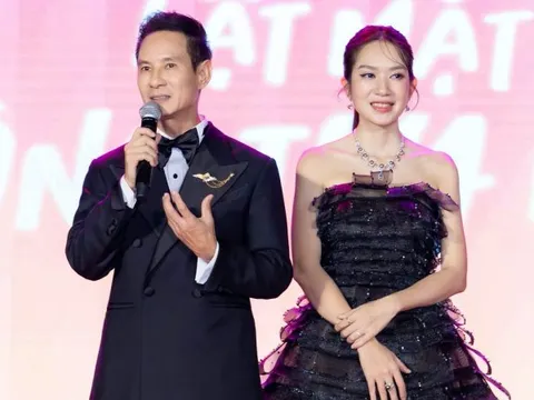 Khán giả xúc động tại công chiếu “Lật mặt 8”: Nắng gắt ngoài kia, nhưng phim thì dịu dàng