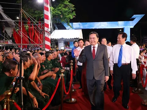 Chủ tịch Quốc hội đề nghị Cần Thơ triển khai rộng rãi phong trào 'bình dân học vụ số'