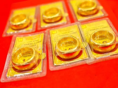 Giá vàng ngày 26/4: Vàng trong nước lao dốc mạnh cùng đà giảm của thế giới