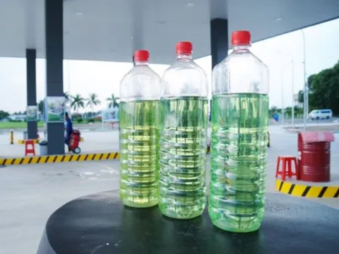 Tại sao xăng lại có màu sắc khác nhau? Bí mật đằng sau màu sắc của nhiên liệu