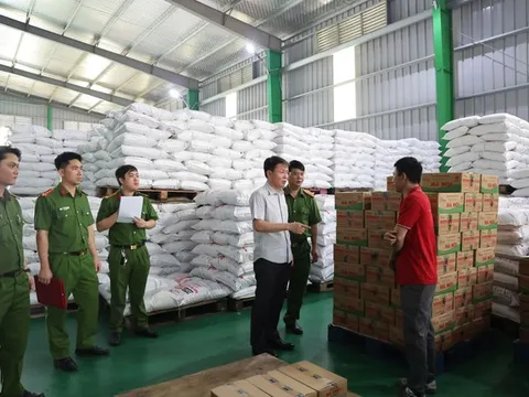 Hàng trăm tấn dầu ăn, bột canh, hạt nêm giả đã bán cho bếp ăn tập thể