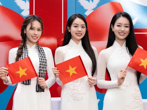 Thanh Thủy, Bùi Khánh Linh, Kiều Duy, Ngọc Hằng tặng cờ Việt Nam đến du khách quốc tế