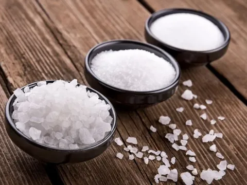 Tranh cãi muối tinh luyện hay muối hạt tốt cho sức khỏe hơn? Câu trả lời khiến nhiều người 'sốc'