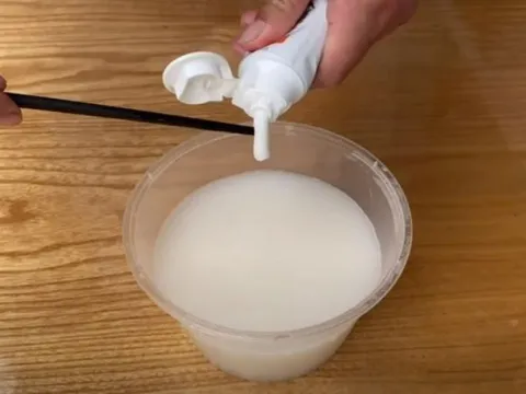 Bất ngờ với dung dịch “thần kỳ” từ kem đánh răng và nước vo gạo: Làm sạch mọi ngóc ngách trong nhà