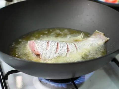 Chiên rán không bắn dầu, món ăn giòn rụm thơm ngon chỉ nhờ một vài mẹo đơn giản