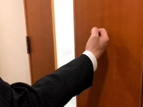 Vì sao nên gõ cửa ba lần trước khi vào phòng khách sạn?