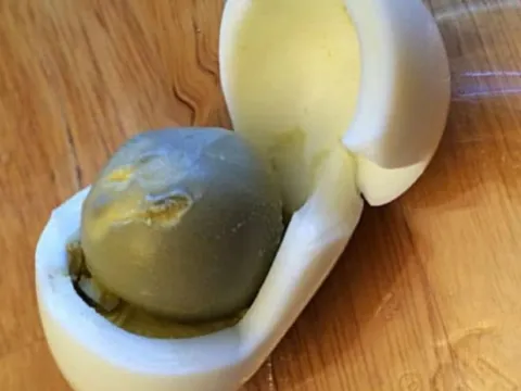 Lòng đỏ trứng luộc chuyển màu xanh đậm có ăn được không?