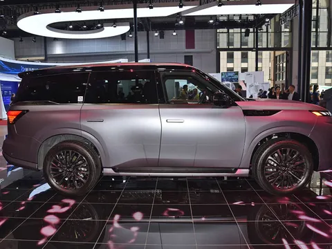 SUV công suất 450 mã lực, nội thất siêu sang, giá gần 4,3 tỷ đồng, ‘đe nẹt’ Lexus LX, BMW X7