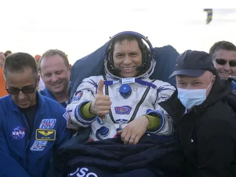 Giải mã nguyên nhân các nhà du hành vũ trụ phải nằm cáng khi trở về Trái Đất