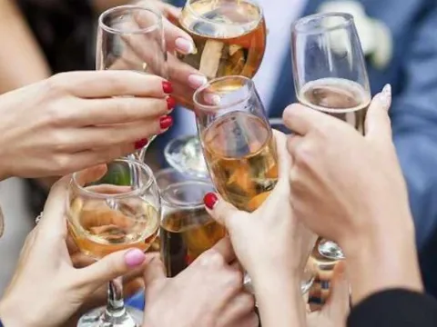 Từ nghi lễ cổ xưa đến bữa tiệc hiện đại: Ý nghĩa thật sự của việc cạn ly khi uống rượu