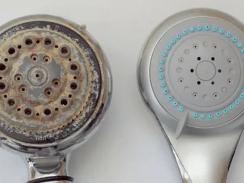 Vòi sen chảy yếu, bám cặn? 3 mẹo đơn giản giúp đánh bay gỉ sét, phục hồi tia nước mạnh mẽ như mới