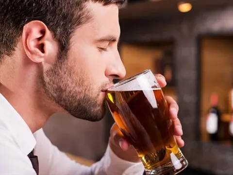 Uống 1 chai bia mỗi tối: Lợi ích tiềm ẩn và những rủi ro không thể xem nhẹ đối với sức khỏe