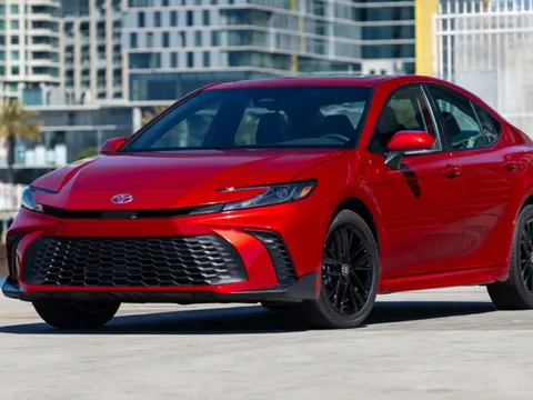 Toyota Camry 2026 bổ sung thêm phiên bản Nightshade với thiết kế siêu ngầu, tiết kiệm xăng đáng nể