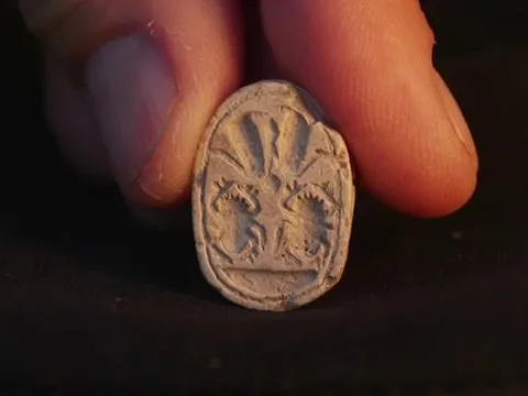 Bé gái 3 tuổi vô tình tìm thấy báu vật 3.800 năm tuổi khi chơi đùa giữa di tích cổ ở Israel