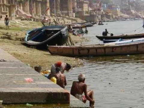 Người dân Ấn Độ vẫn dùng nước sông Hằng mỗi ngày dù ô nhiễm nặng mà không sao, khoa học đã tìm ra lời giải