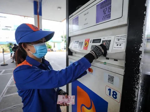 Xăng, dầu cùng giảm giá