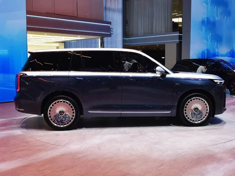 SUV ‘siêu to khổng lồ’, công suất 501 mã lực, sang chảnh như Mercedes-Maybach GLS 600, giá hơn 1,1 tỷ đồng