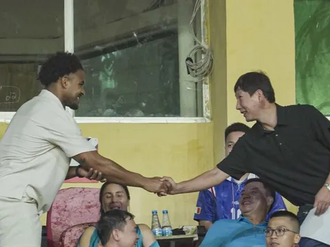 HLV Kim Sang Sik bất ngờ hội ngộ Xuân Son, ĐT Việt Nam đón nhận tin không thể vui hơn