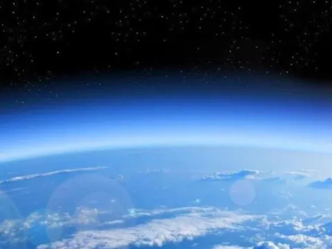 Vì sao con người không bị nghiền nát dưới sức nặng khổng lồ của bầu khí quyển Trái đất?