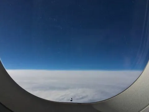 Giải mã bí ẩn lỗ thủng nhỏ trên cửa sổ máy bay: Chi tiết tưởng chừng vô hại lại là yếu tố sống còn