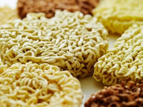 Tác hại tiềm ẩn khi ăn mì tôm sống: Những nguy cơ không thể xem thường