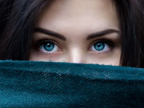 Bí ẩn về sự tiến hóa của đôi mắt xanh ở người châu Âu