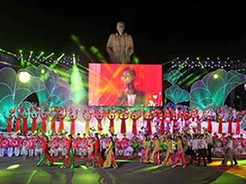 Sắp khánh thành tượng đài 'Bác Hồ về thăm quê' tại Lễ hội Làng Sen 2025