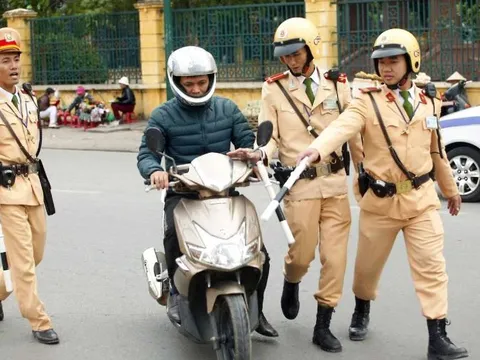 Từ tháng 7/2025, vợ chồng đi xe của nhau có bị CSGT xử phạt lỗi xe không chính chủ từ 4–8 triệu đồng?