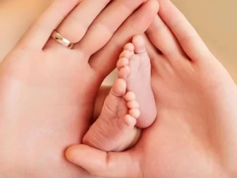 Vì sao trẻ sơ sinh được lấy dấu vân chân mà không phải vân tay?