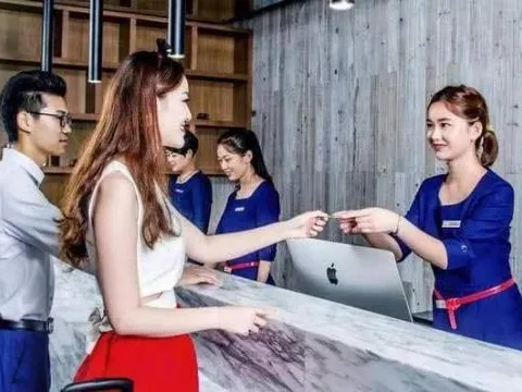 Lương lễ tân khách sạn 'rất bèo bọt', tại sao vẫn có nhiều cô gái xinh đẹp làm việc ở đó?