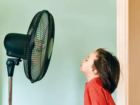 Bật quạt khi ngủ: Thói quen mùa hè gây hại sức khỏe mà bạn không ngờ tới