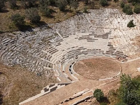 Phát hiện chấn động: Nhà hát cổ chứa 10.000 người lộ diện dưới cánh đồng ô liu