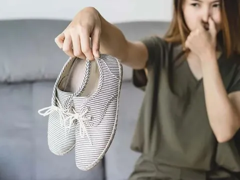 Trời nóng khiến giày bốc mùi? 6 mẹo khử mùi đơn giản, hiệu quả ngay tại nhà