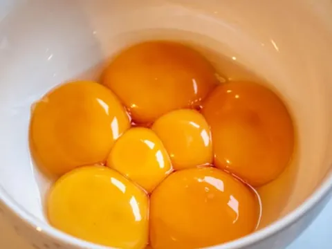 Lòng đỏ trứng gà đậm màu có bổ dưỡng hơn? Chuyên gia dinh dưỡng nói gì?