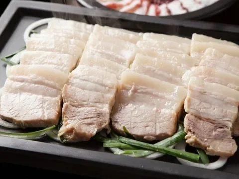 Luộc thịt chỉ với muối và nước là sai lầm: Thêm thứ này, thịt trắng ngần, thơm ngọt, mềm mọng