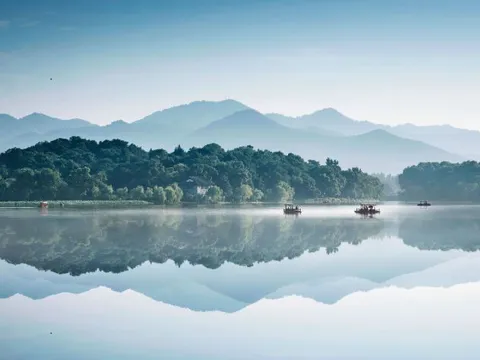 Vì sao nước hồ không thấm hết vào lòng đất và không bốc hơi hoàn toàn?