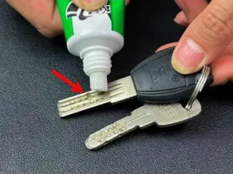 Bí quyết bất ngờ: Chỉ với kem đánh răng chiếc chìa khóa gỉ sét trở nên sáng bóng như mới