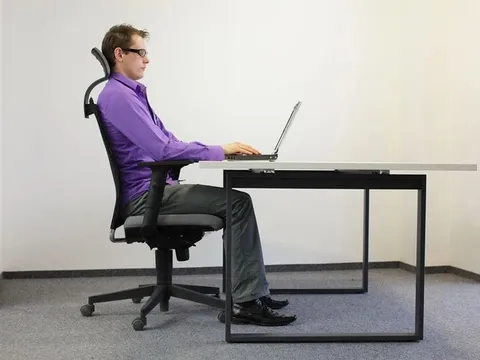 Ngồi cả ngày: Hiểm họa âm thầm từ đầu đến chân đối với sức khỏe