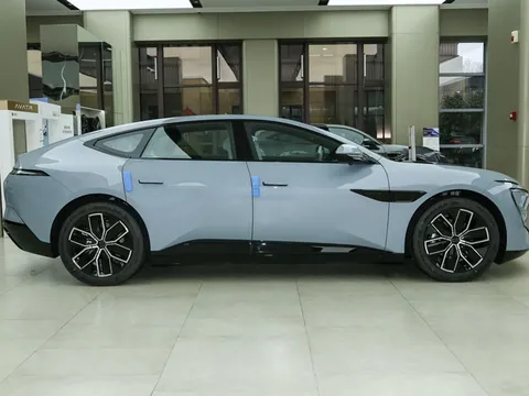 Xe sedan ‘siêu to khổng lồ’, công suất 547 mã lực, nội thất sang chảnh, giá chưa tới 1 tỷ đồng