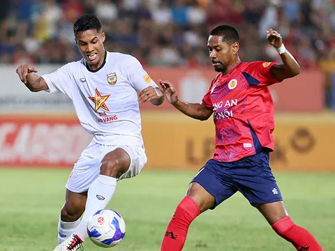 HLV Kim Sang-sik sắp có thêm “vũ khí” mới, Cao Pendant Quang Vinh nhiệt tình hỗ trợ Adou Minh nhập tịch Việt Nam