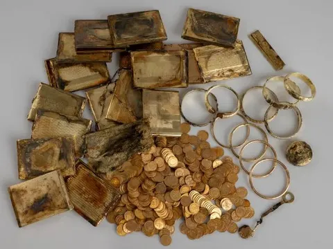 Người leo núi bất ngờ phát hiện ra kho báu siêu hấp dẫn