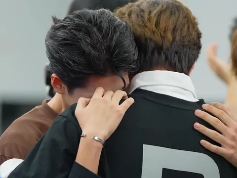 Thí sinh "Tân binh toàn năng" khóc nấc khi phải chia tay đồng đội