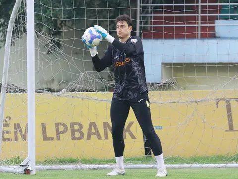 Đặng Văn Lâm chơi như lên đồng, "bắn tín hiệu" cho HLV Kim Sang-sik 