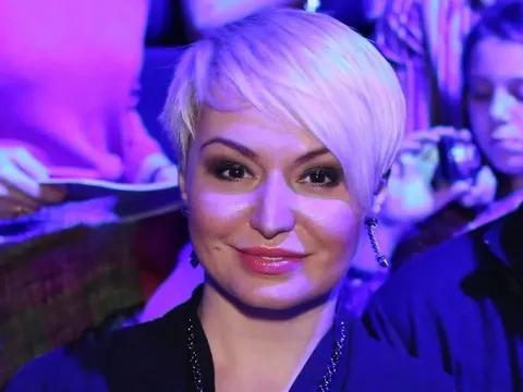 Nữ ca sĩ người Nga tuyên bố từng bị người ngoài hành tinh bắt cóc và 'đánh cắp răng' khi mới 16 tuổi