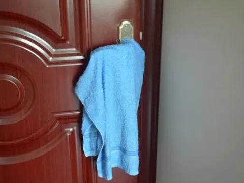 Treo khăn lên tay nắm cửa trước khi ngủ: Mẹo nhỏ, lợi ích lớn