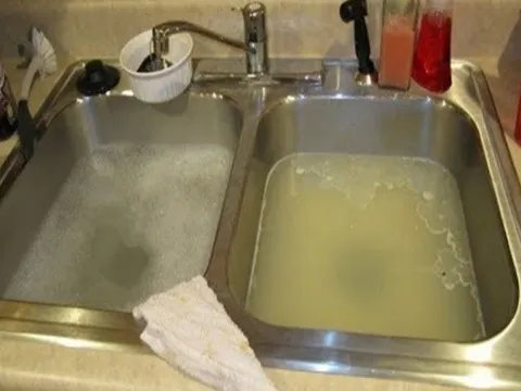 Bồn rửa bát thường xuyên tắc nghẽn? Đây là cách xử lý đơn giản, không tốn tiền gọi thợ sửa ống nước