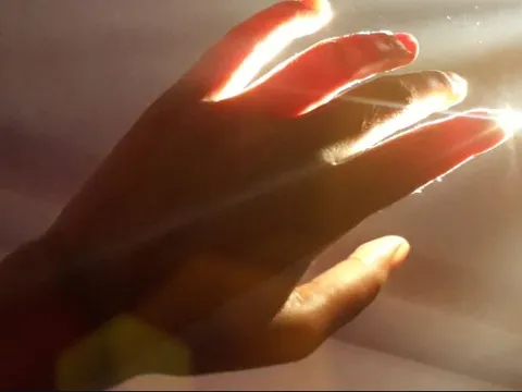 Cơ thể con người khi còn sống thật sự phát sáng và ánh sáng ấy biến mất khi chúng ta chết