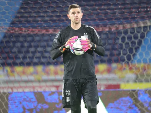 Emiliano Martinez lọt tầm ngắm Man Utd và Barcelona